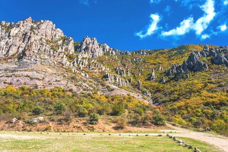 Горная вершина Демерджи и Долина Привидений рядом с Алуштой