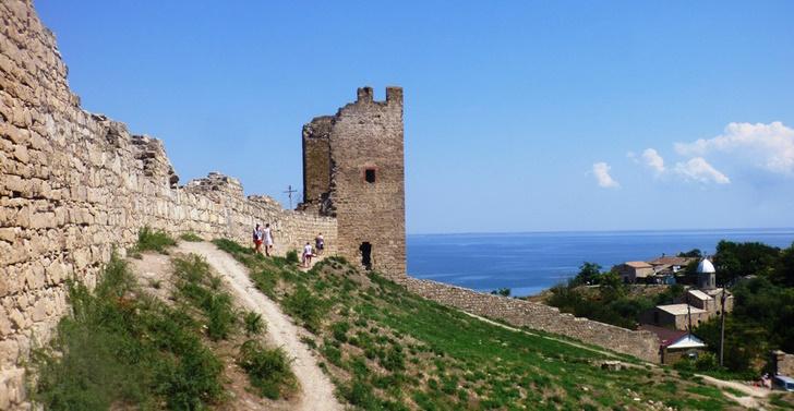 Генуэзская крепость Кафа недалеко от Владиславовки
