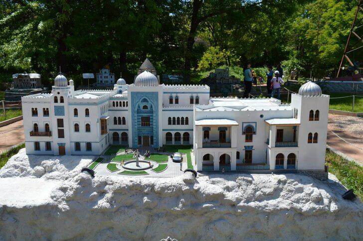 Крым в миниатюре на ладони в Бахчисарае