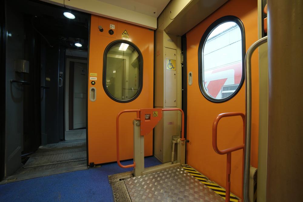 Посадка инвалидов в поезд Таврия с помощью подъемника